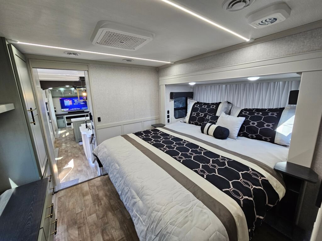 2024-Crossroads-Redwood-RW4150RD-Fifth-Wheel-Stock-K5986-on-sale-at-Poulsbo-RV-18.jpg