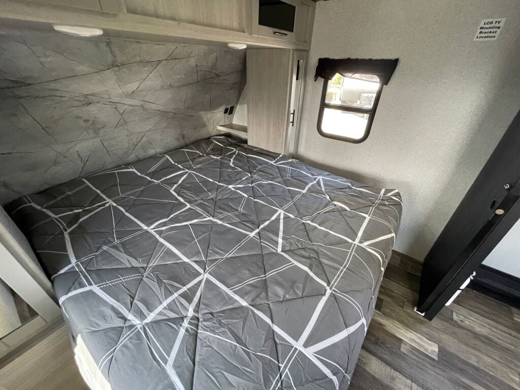 2024-Crossroads-Sunset-Trail-Super-Lite-SS253RB-Travel-Trailer-Stock-S617-on-sale-at-Poulsbo-RV-20.jpg