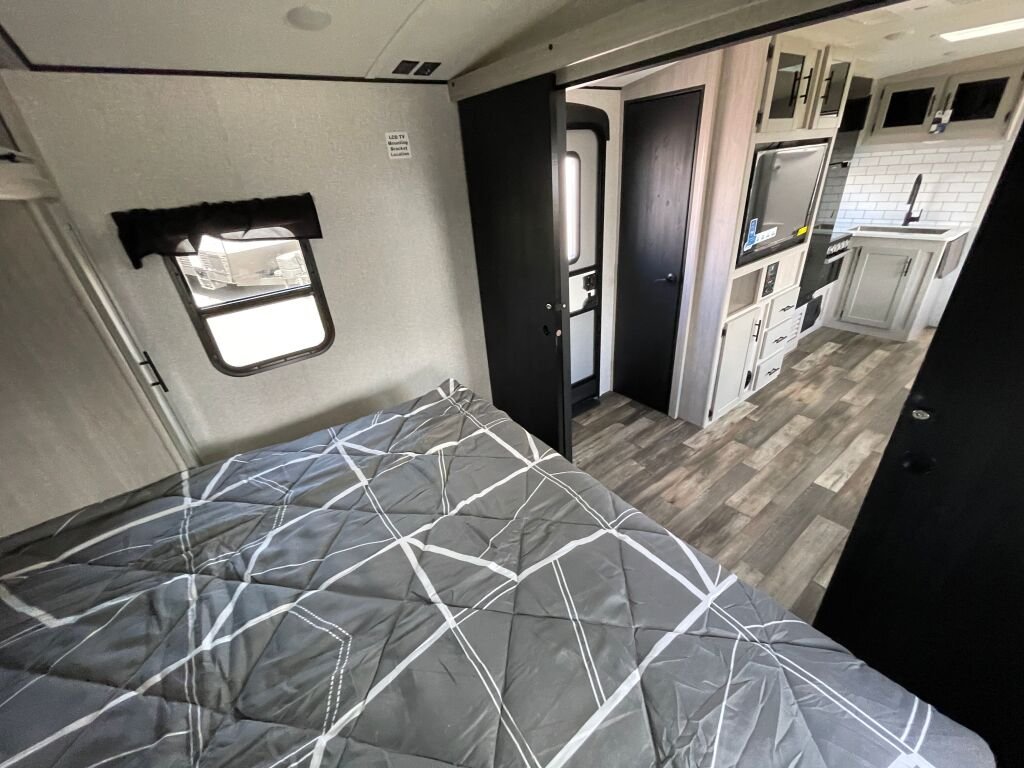 2024-Crossroads-Sunset-Trail-Super-Lite-SS253RB-Travel-Trailer-Stock-S617-on-sale-at-Poulsbo-RV-21.jpg