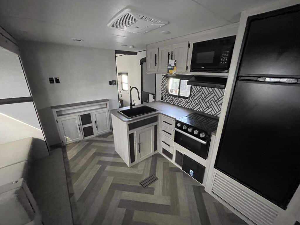 2024-Crossroads-Zinger-Lite-ZR260BH-Travel-Trailer-Stock-K5955-on-sale-at-Poulsbo-RV-18.jpg