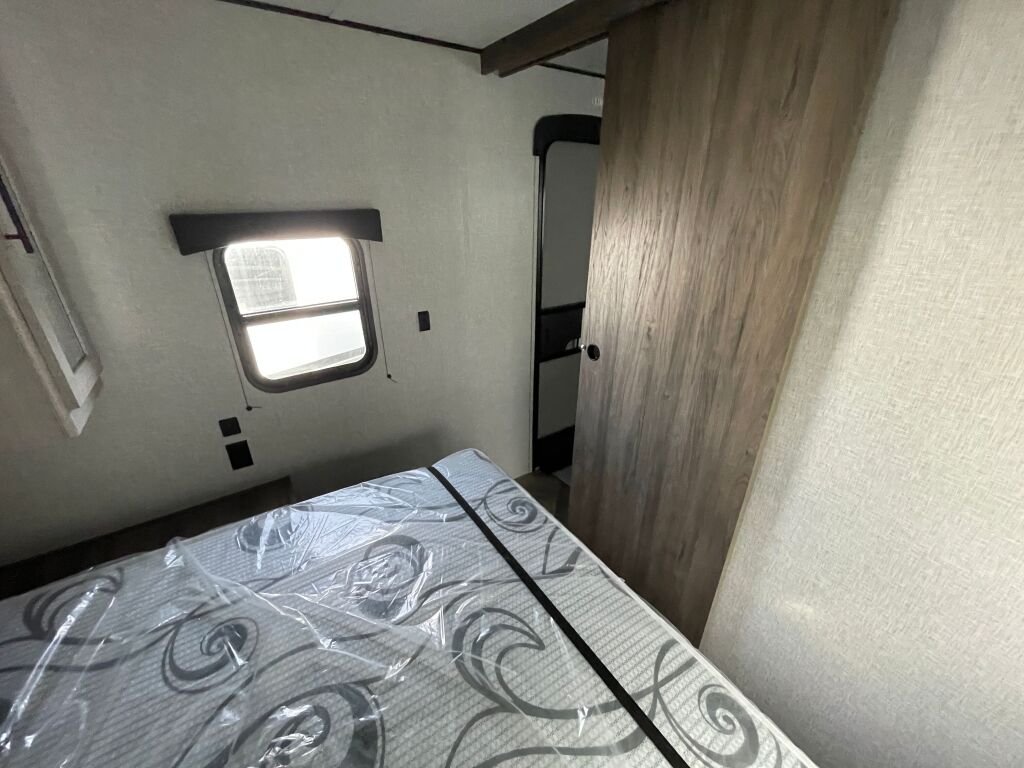 2024-Crossroads-Zinger-Lite-ZR260BH-Travel-Trailer-Stock-K5955-on-sale-at-Poulsbo-RV-24.jpg