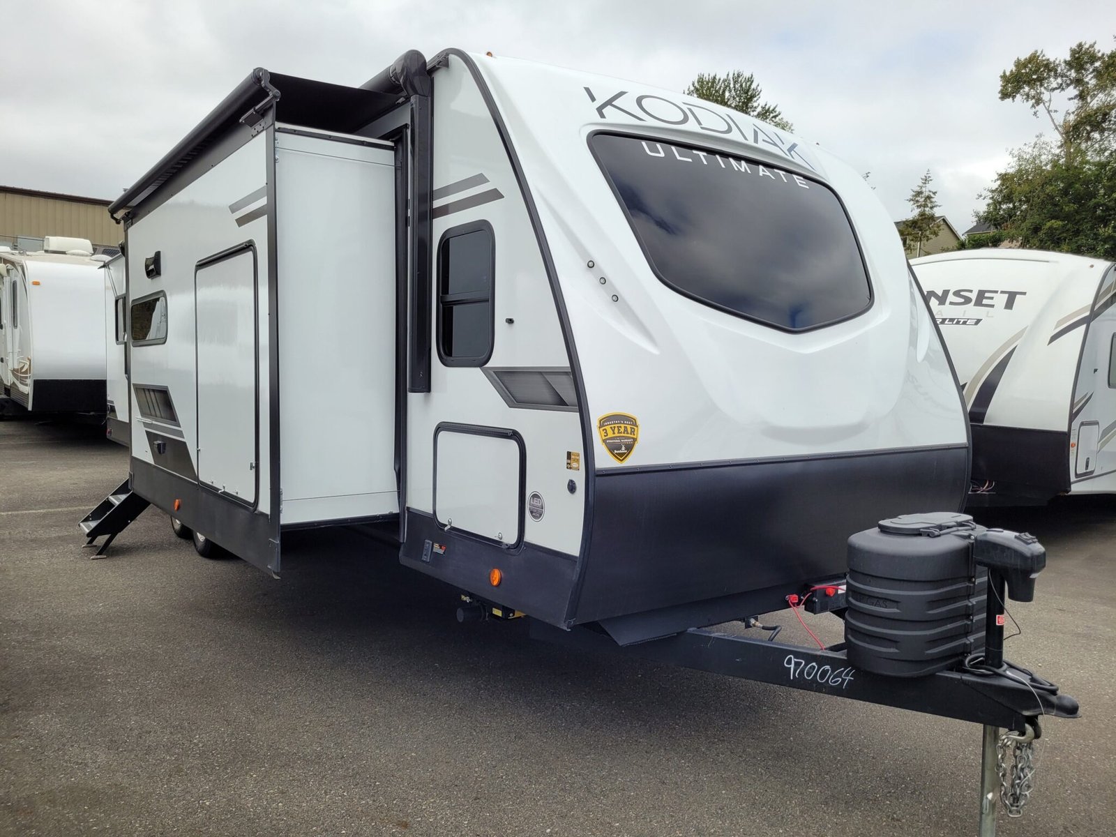 2024-Dutchmen-Kodiak-Ultimate-3371FLSL-Travel-Trailer-Stock-E5670-on-sale-at-Poulsbo-RV-16-scaled-1.jpg