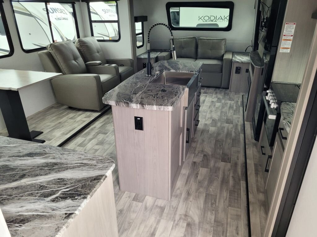 2024-Dutchmen-Kodiak-Ultimate-3371FLSL-Travel-Trailer-Stock-E5670-on-sale-at-Poulsbo-RV-5.jpg