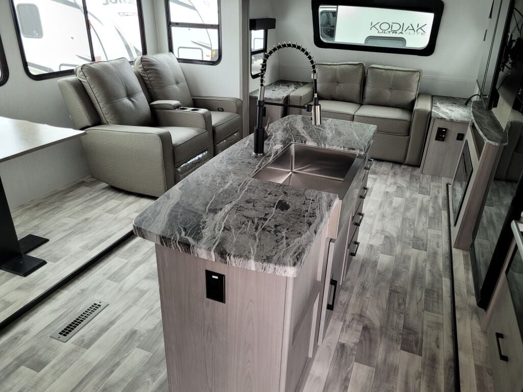 2024-Dutchmen-Kodiak-Ultimate-3371FLSL-Travel-Trailer-Stock-E5670-on-sale-at-Poulsbo-RV-7.jpg