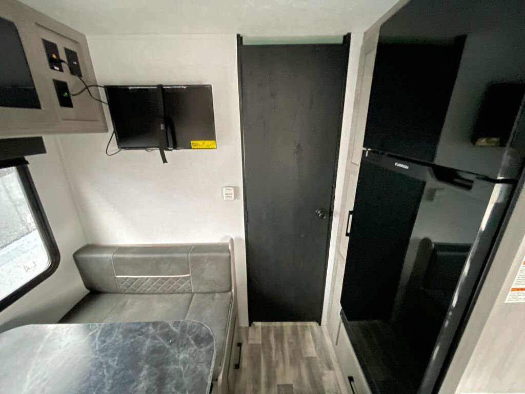 2024-Dutchmen-Kodiak-Ultra-Lite-201QB-Travel-Trailer-Stock-S609-on-sale-at-Poulsbo-RV-12.jpg