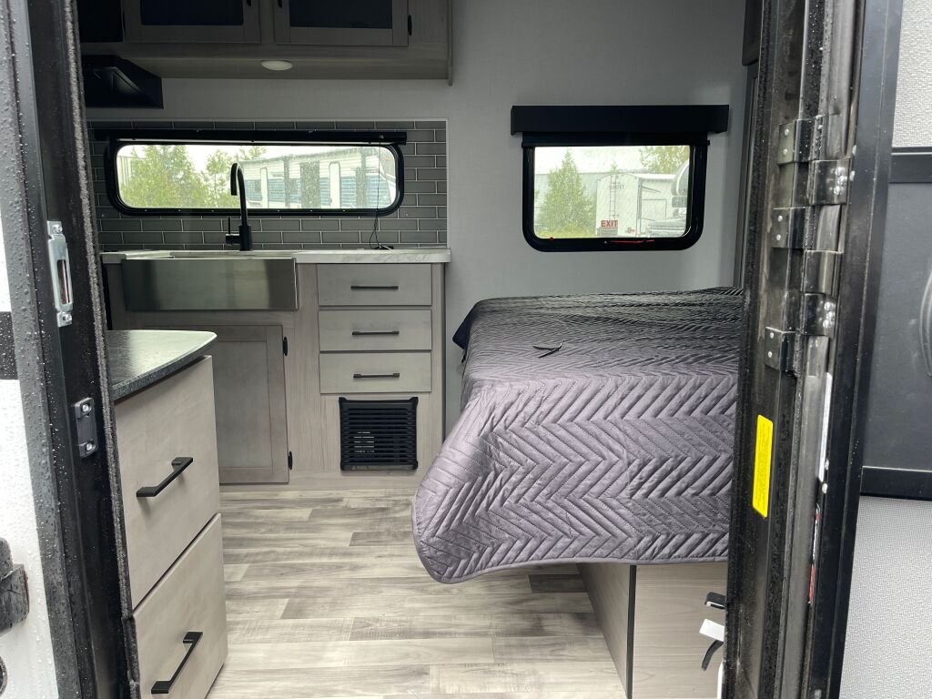 2024-Dutchmen-Kodiak-Ultra-Lite-201QB-Travel-Trailer-Stock-S609-on-sale-at-Poulsbo-RV-4.jpg