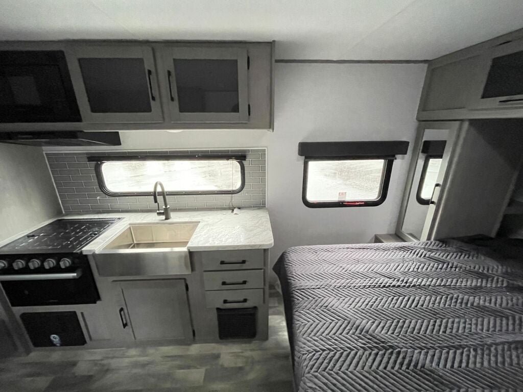 2024-Dutchmen-Kodiak-Ultra-Lite-201QB-Travel-Trailer-Stock-S609-on-sale-at-Poulsbo-RV-5.jpg