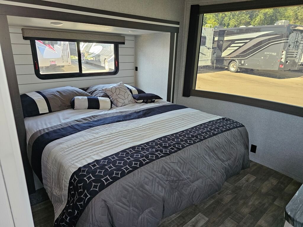 2025-Crossroads-Hampton-HP390PVL-Travel-Trailer-Stock-S667-on-sale-at-Poulsbo-RV-27.jpg