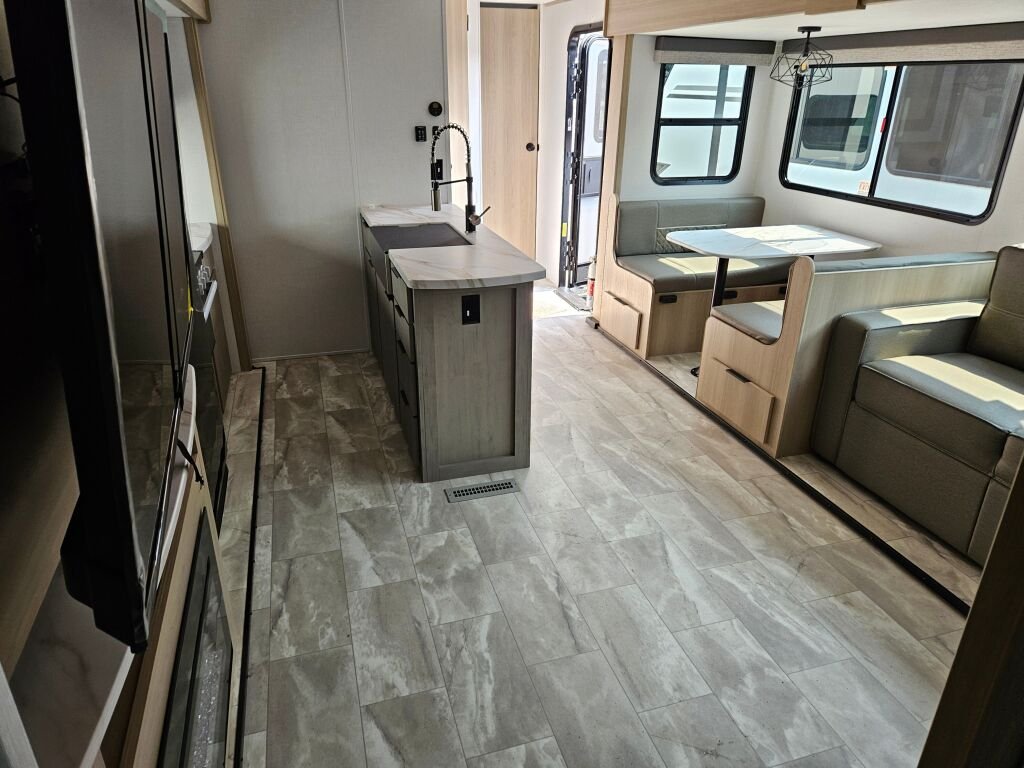 2025-Dutchmen-Kodiak-Ultimate-3321BHSL-Travel-Trailer-Stock-E5796-on-sale-at-Poulsbo-RV-10.jpg