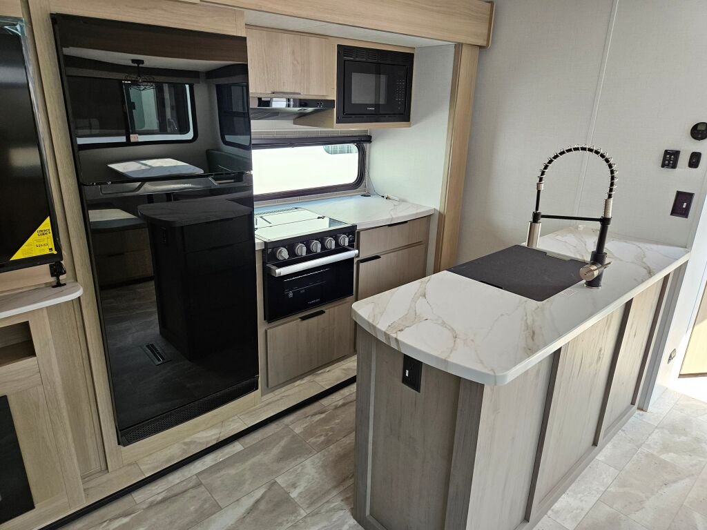2025-Dutchmen-Kodiak-Ultimate-3321BHSL-Travel-Trailer-Stock-E5796-on-sale-at-Poulsbo-RV-11.jpg