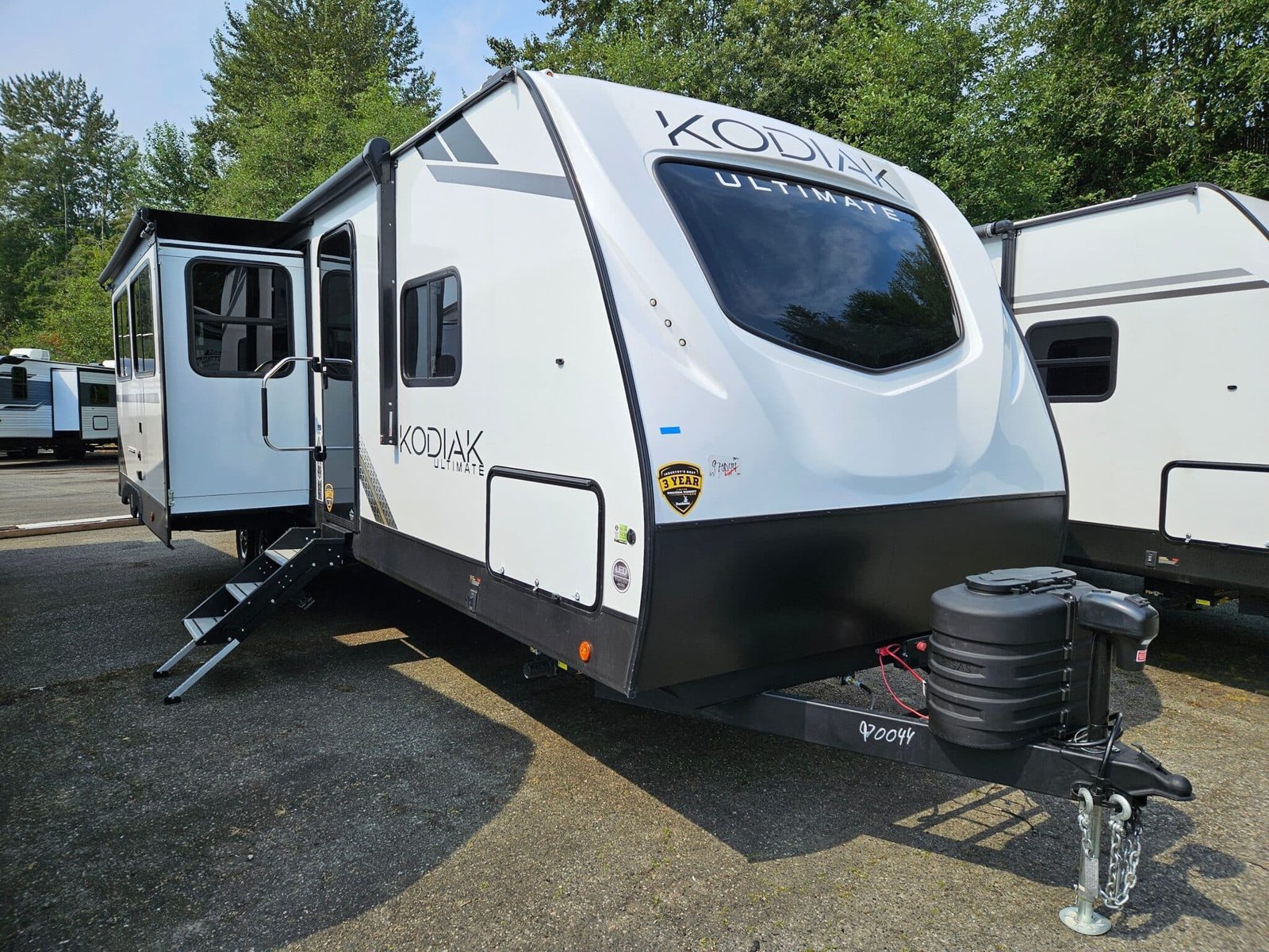 2025-Dutchmen-Kodiak-Ultimate-3321BHSL-Travel-Trailer-Stock-E5796-on-sale-at-Poulsbo-RV-12-scaled-1.jpg