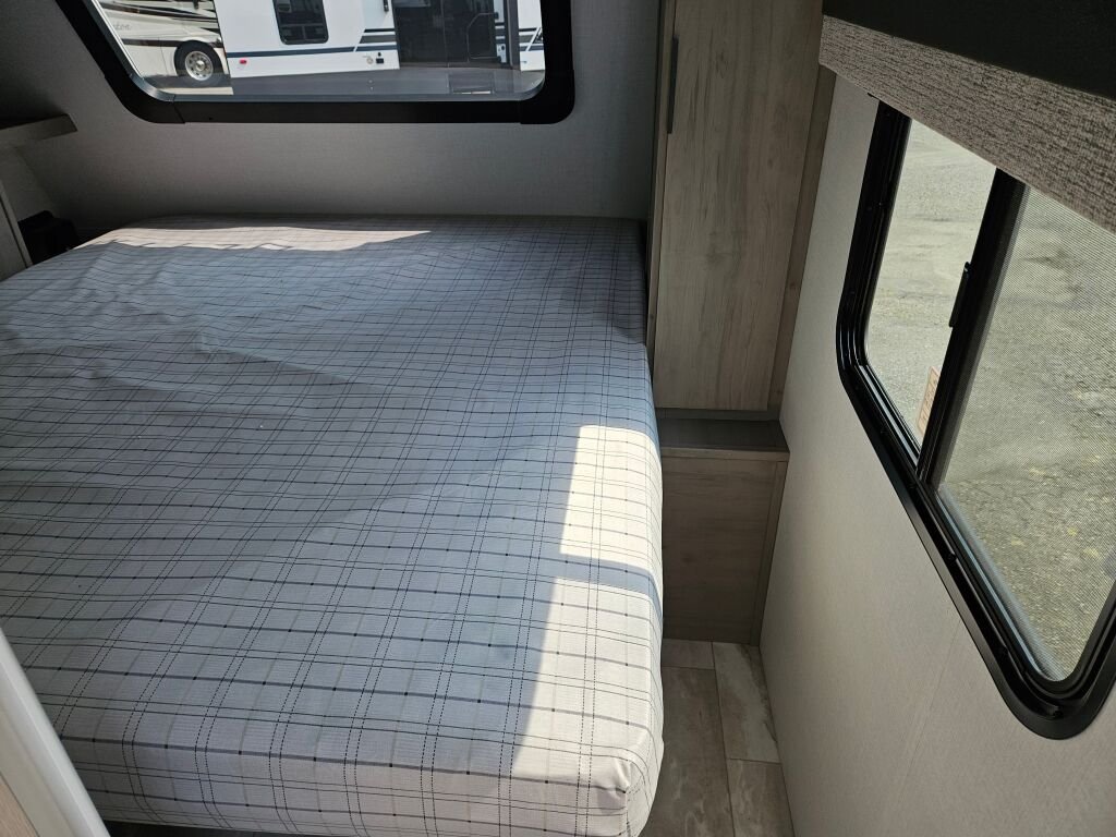 2025-Dutchmen-Kodiak-Ultimate-3321BHSL-Travel-Trailer-Stock-E5796-on-sale-at-Poulsbo-RV-4.jpg