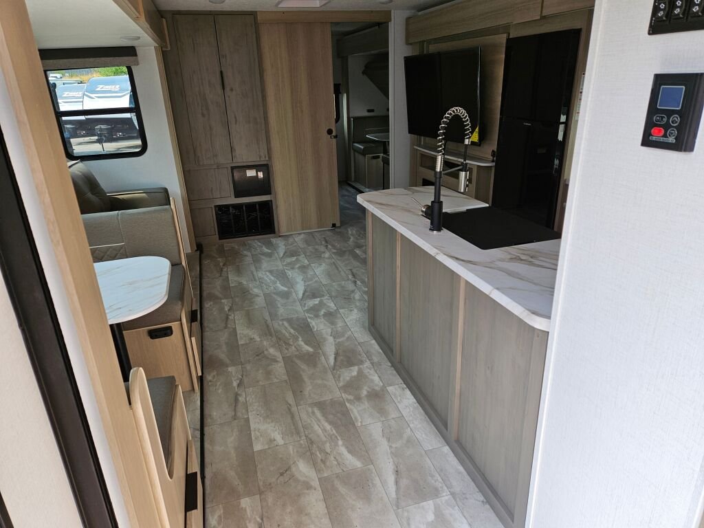 2025-Dutchmen-Kodiak-Ultimate-3321BHSL-Travel-Trailer-Stock-E5796-on-sale-at-Poulsbo-RV-6.jpg