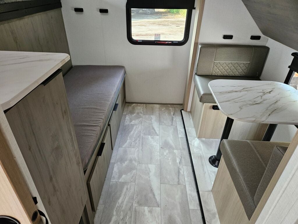 2025-Dutchmen-Kodiak-Ultimate-3321BHSL-Travel-Trailer-Stock-E5796-on-sale-at-Poulsbo-RV-9.jpg