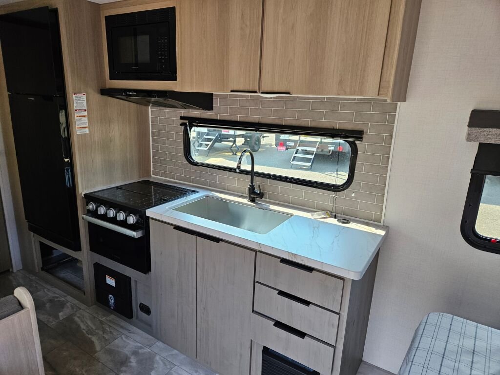 2025-Dutchmen-Kodiak-Ultra-Lite-201QB-Travel-Trailer-Stock-E5805-on-sale-at-Poulsbo-RV-5.jpg