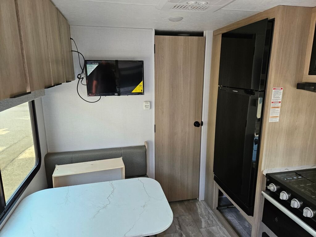 2025-Dutchmen-Kodiak-Ultra-Lite-201QB-Travel-Trailer-Stock-E5805-on-sale-at-Poulsbo-RV-6.jpg