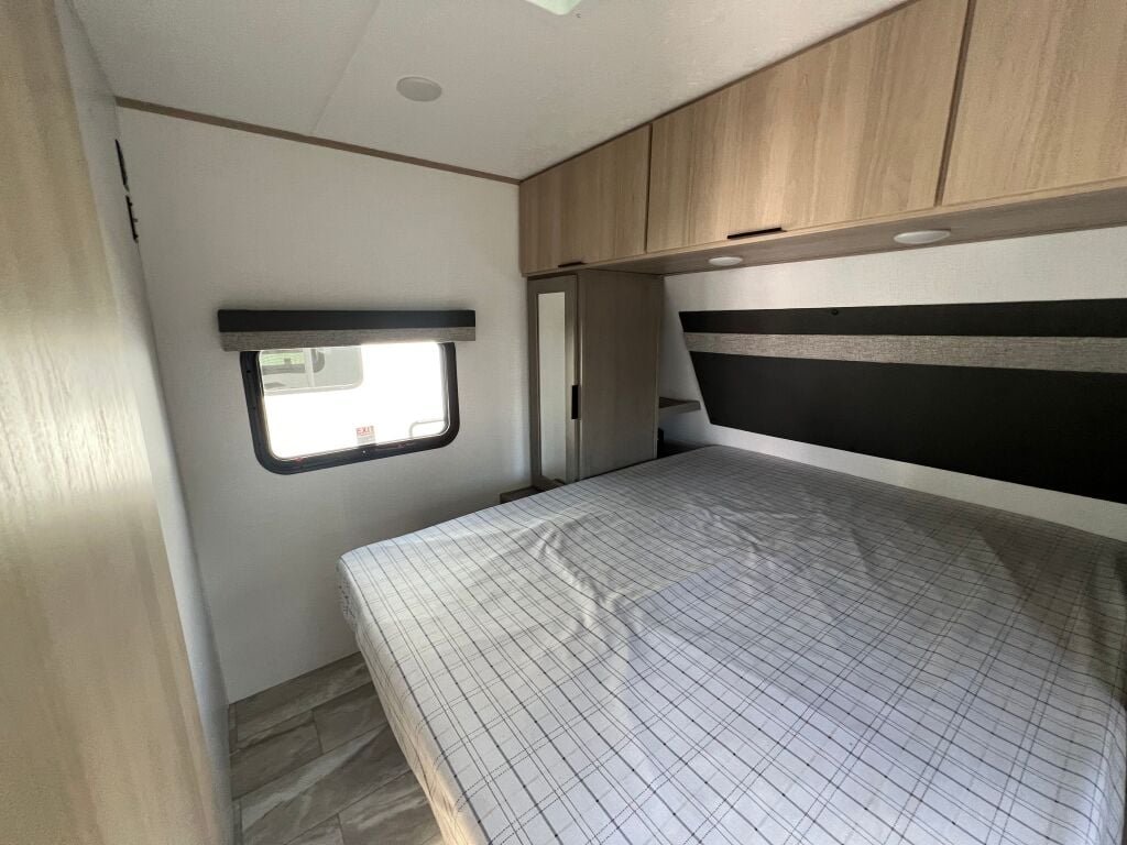2025-Dutchmen-Kodiak-Ultra-Lite-242RBSL-Travel-Trailer-Stock-S672-on-sale-at-Poulsbo-RV-10.jpg