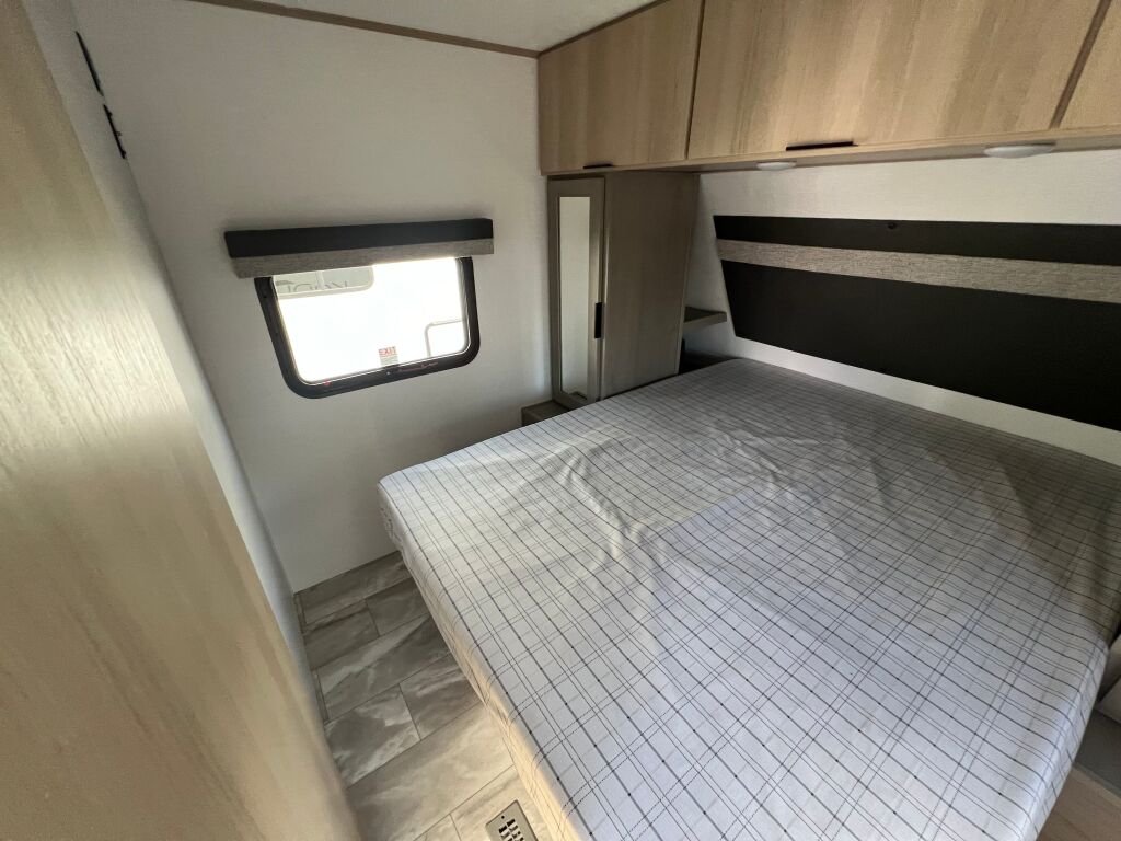 2025-Dutchmen-Kodiak-Ultra-Lite-242RBSL-Travel-Trailer-Stock-S672-on-sale-at-Poulsbo-RV-11.jpg