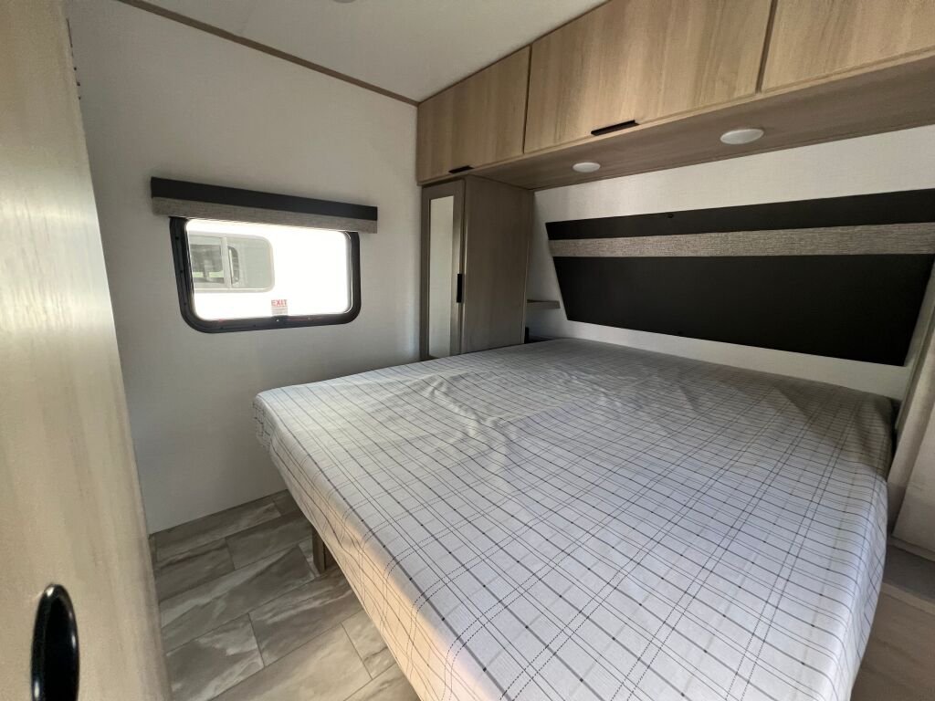 2025-Dutchmen-Kodiak-Ultra-Lite-242RBSL-Travel-Trailer-Stock-S672-on-sale-at-Poulsbo-RV-23.jpg