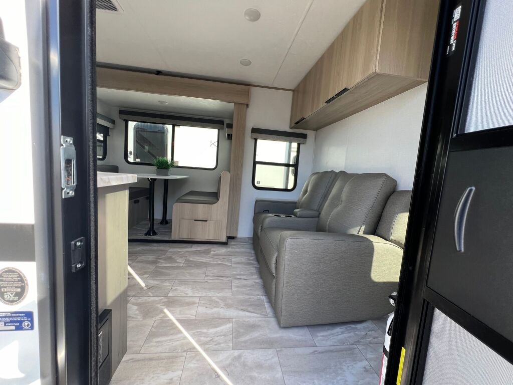 2025-Dutchmen-Kodiak-Ultra-Lite-242RBSL-Travel-Trailer-Stock-S672-on-sale-at-Poulsbo-RV-4.jpg