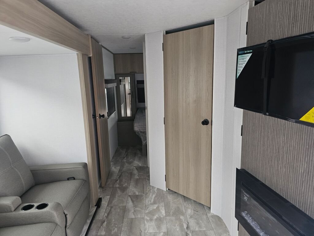 2025-Dutchmen-Kodiak-Ultra-Lite-257RKSL-Travel-Trailer-Stock-S673-on-sale-at-Poulsbo-RV-12.jpg