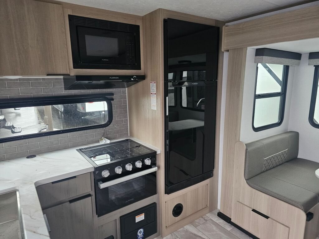2025-Dutchmen-Kodiak-Ultra-Lite-257RKSL-Travel-Trailer-Stock-S673-on-sale-at-Poulsbo-RV-7.jpg