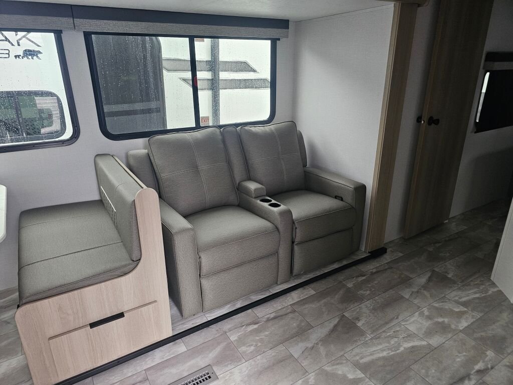 2025-Dutchmen-Kodiak-Ultra-Lite-257RKSL-Travel-Trailer-Stock-S673-on-sale-at-Poulsbo-RV-9.jpg