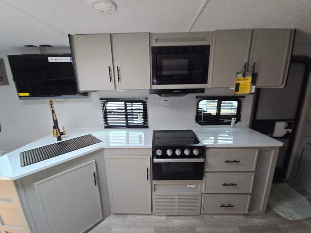 2025-Forest-River-Rainier-22RB-Travel-Trailer-Stock-RNM158-on-sale-at-Poulsbo-RV-6.jpg
